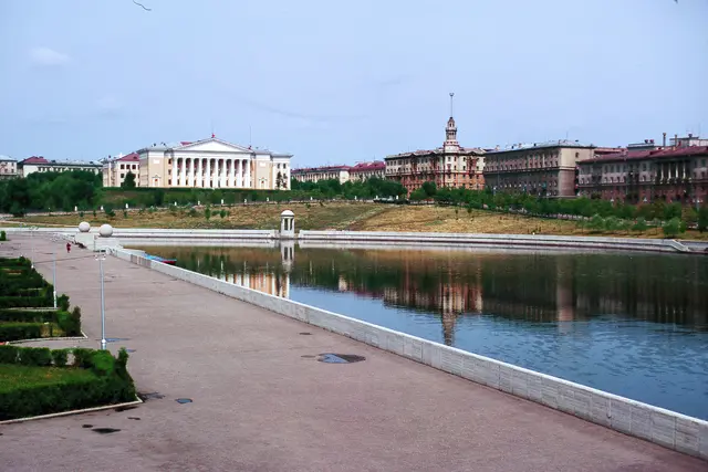 Colour photo from 1964 of a new granite embankment along the Svislach with rebuilt neoclassical buildings and a colonnaded palace across the water